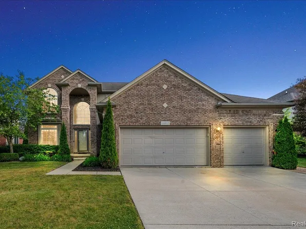 18852 Newbridge Dr, Macomb, MI 48044