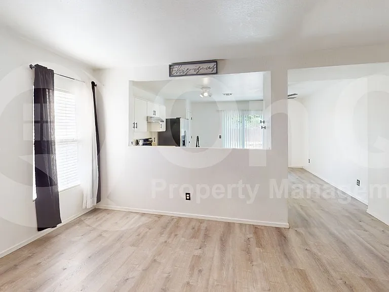 2735 E Liverpool Dr — Photo 6