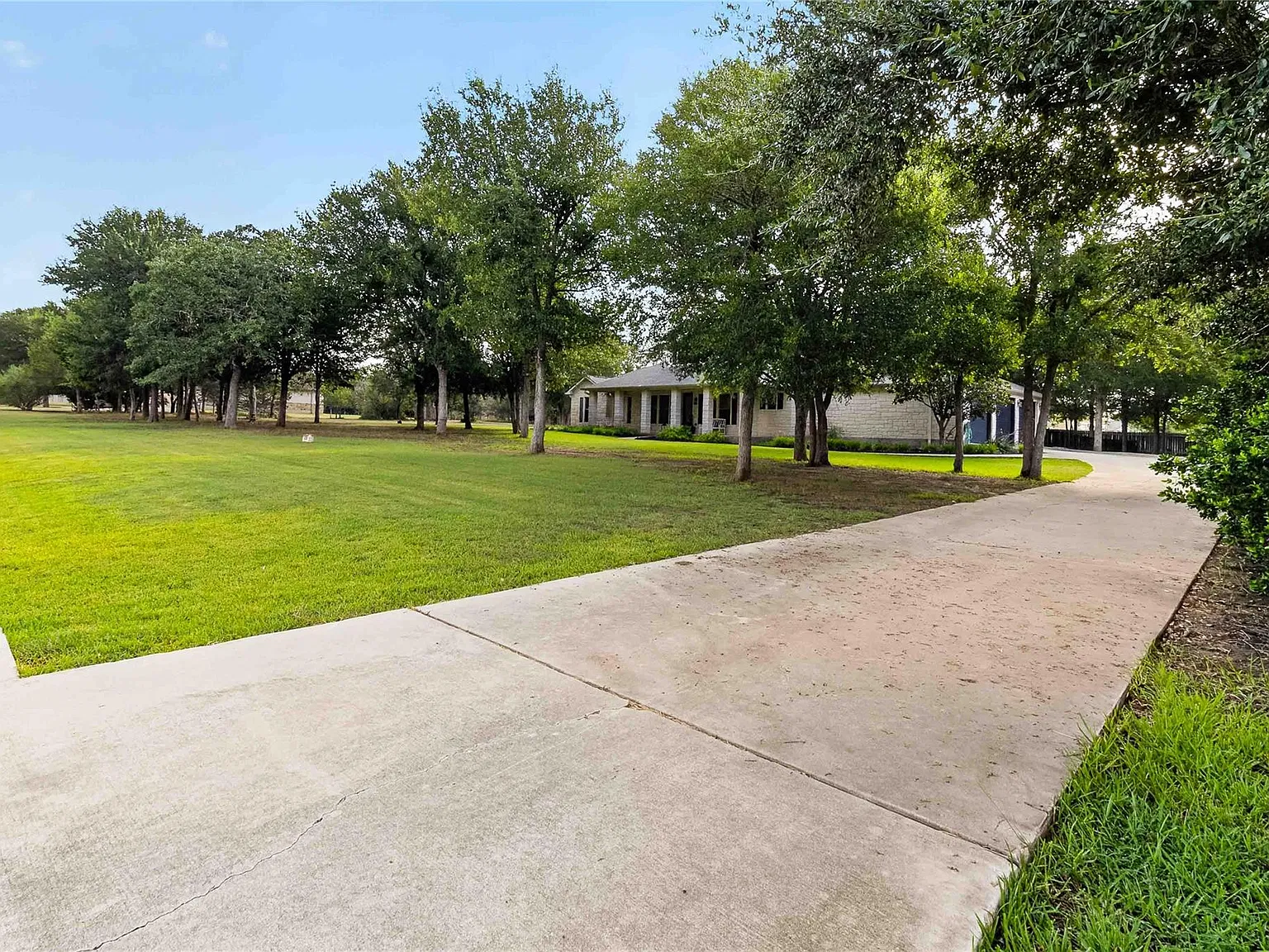 5 bed, 3.5 bath, 3661 sqft, $3,600 — Photo 3