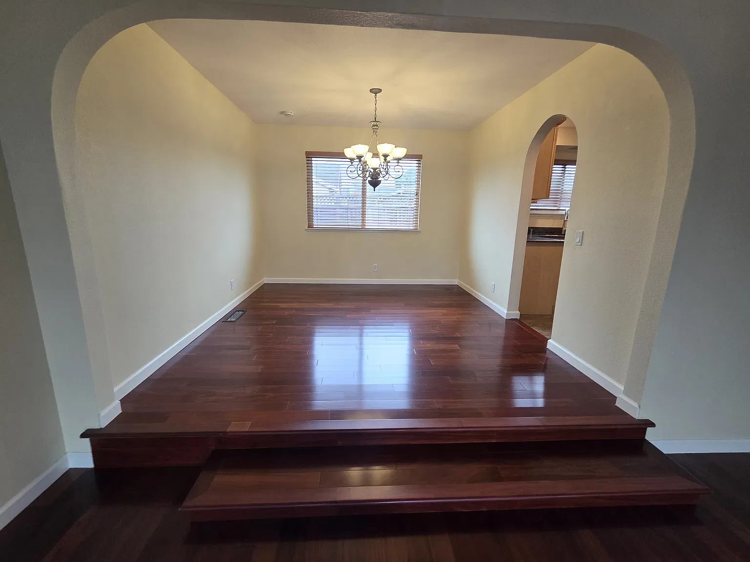 4 bed, 2450 sqft, $7,800 — Photo 3