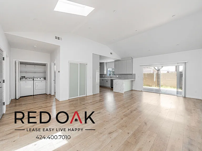 11028 Califa St — Photo 3