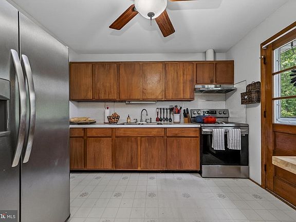 5th image of 1935 Trevanion Rd