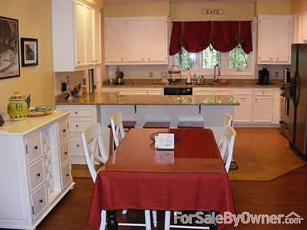 Kitchen & eat-in area