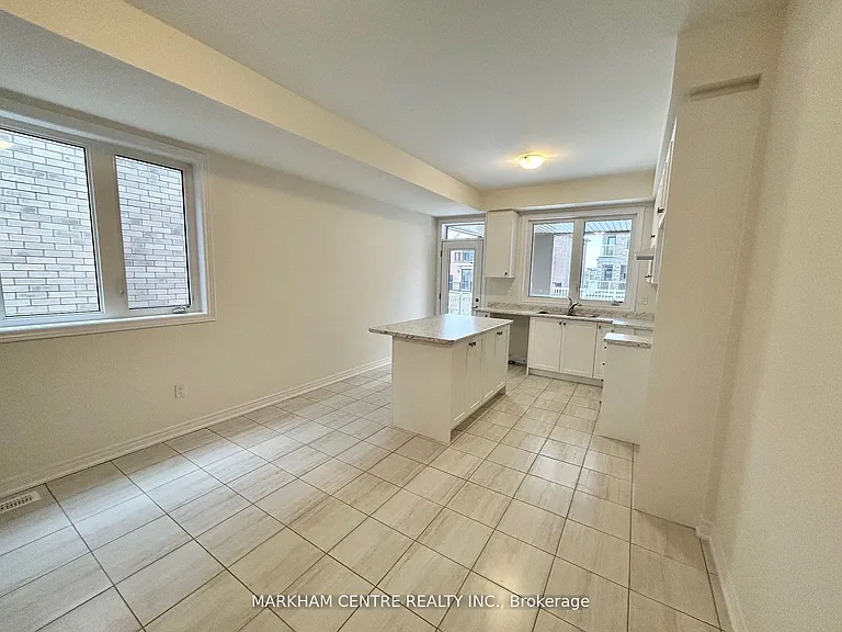 939 Crowsnest Holw — Photo 3