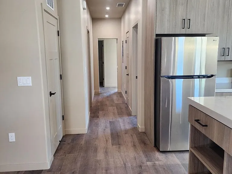 Vantage Pointe East — Photo 17