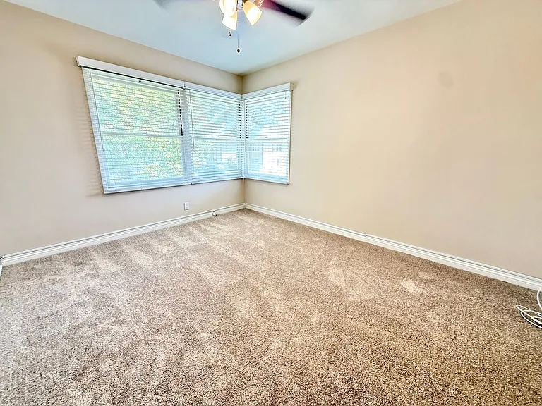 Beautiful Park Estates Apartment for Rent — Photo 11