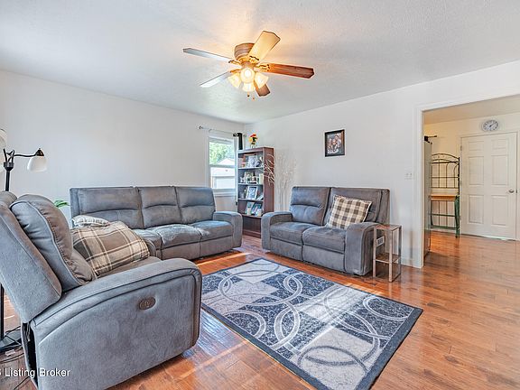3rd image of 6801 Moorhampton Dr
