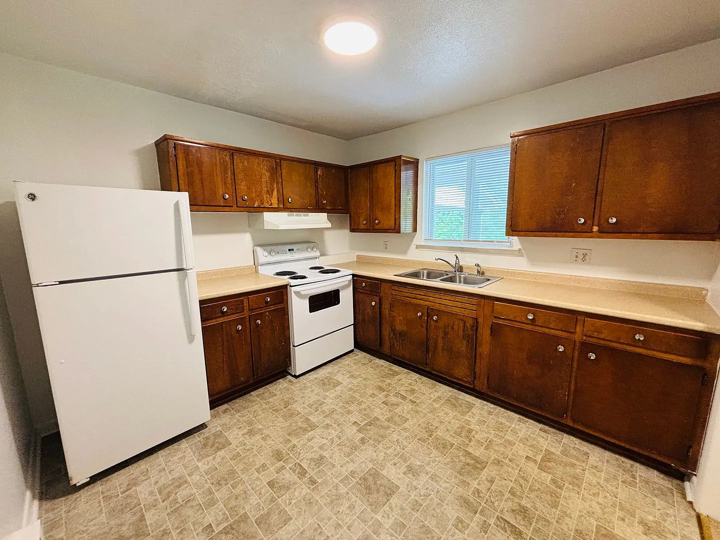 2 Bedroom, 1 Bath Apartment — Photo 4