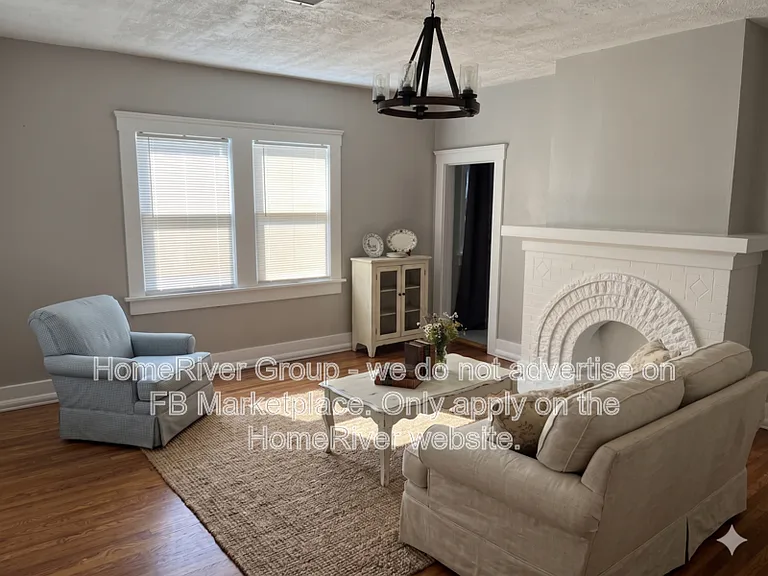 1945 W Park Pl — Photo 2