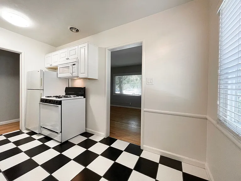 1731 N Street — Photo 3