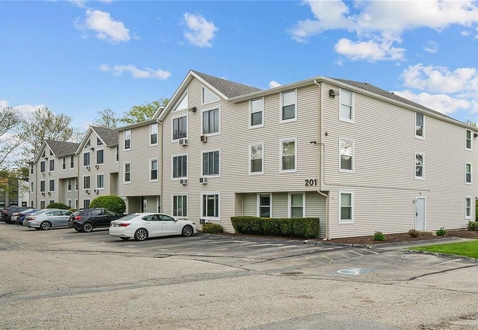 1st image of 201 Woodlawn Ave APT 302