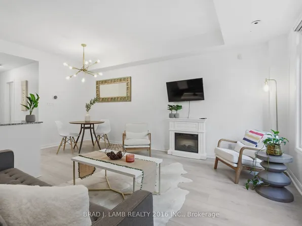 80 Carr St #29, Toronto, ON M5T 1B7