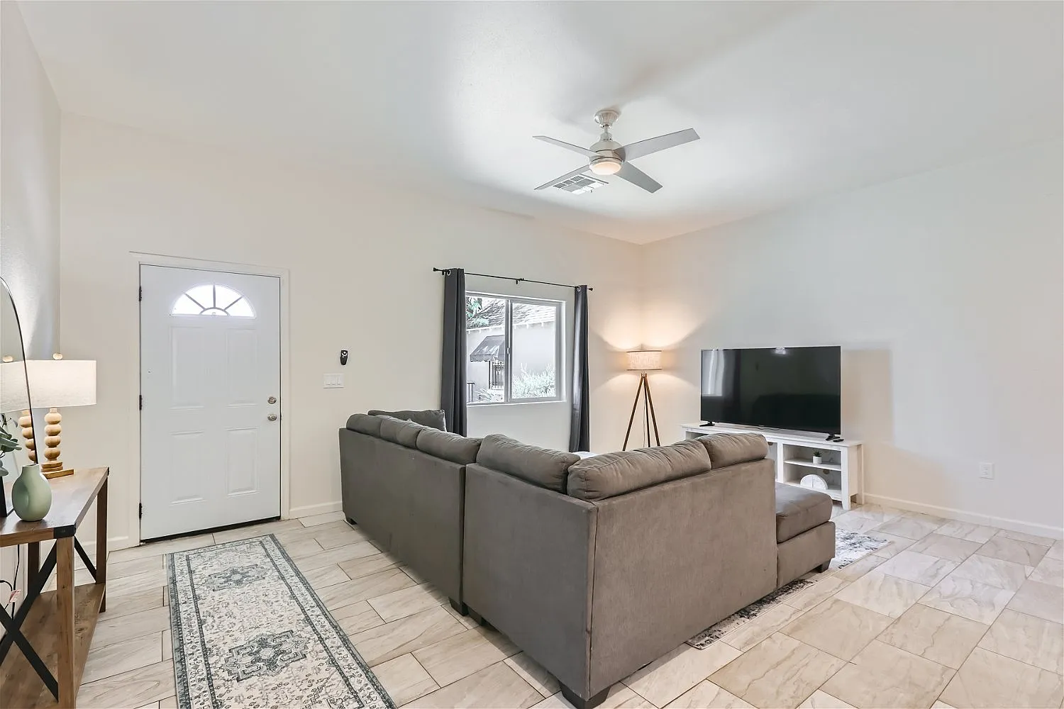 3 bed, 2000 sqft, $2,800 — Photo 3