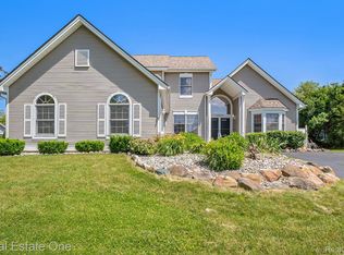 16073 Silverwood Dr, Fenton, MI 48430
