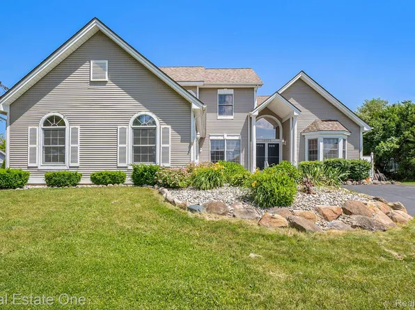 16073 Silverwood Dr, Fenton, MI 48430