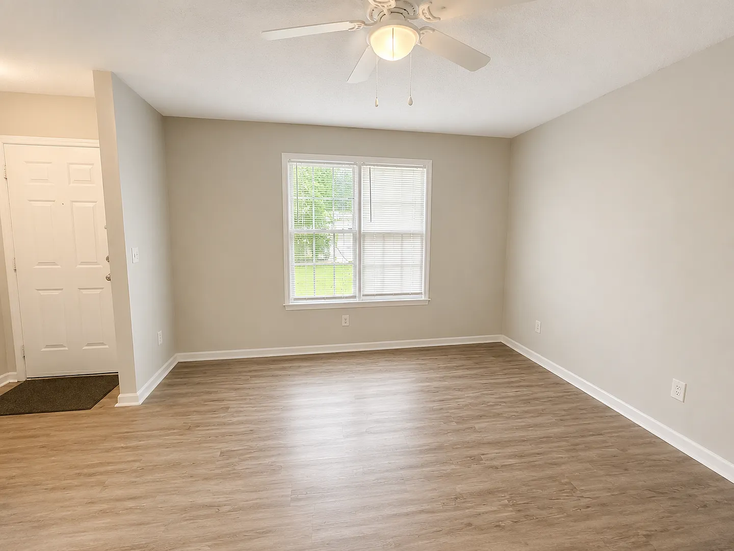 2br 1.5 Bath Townhome In Harbison Beautifully Renovated With Brand New Dishwasher And Washer/Dryer! — Photo 2