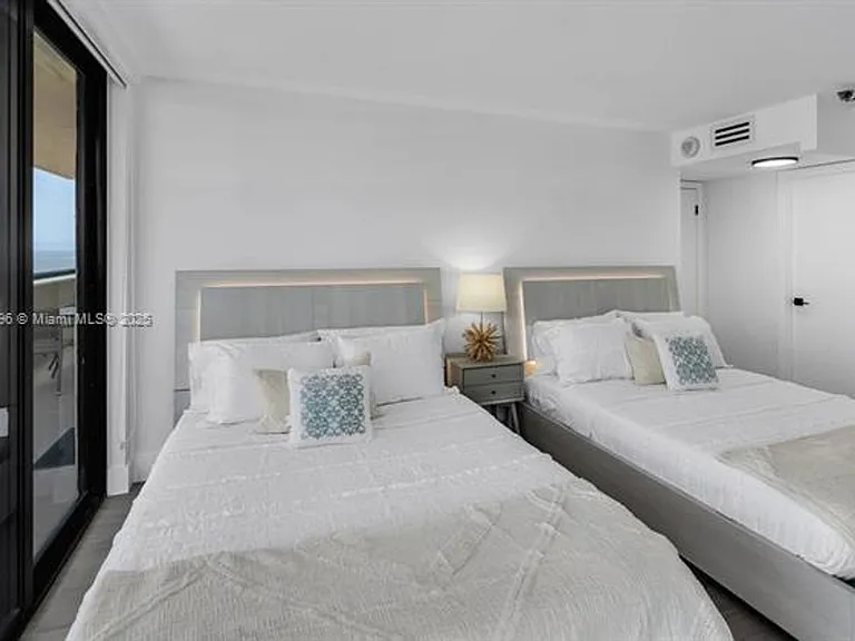 2555 Collins Avenue Cu #2200 — Photo 25