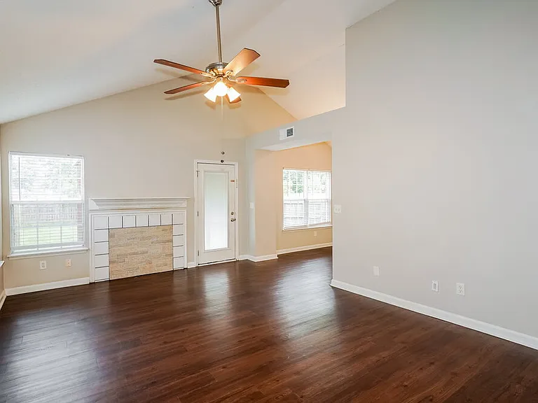 2729 River Bend Dr — Photo 4