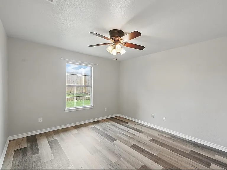 305 Timbercreek Ct — Photo 8