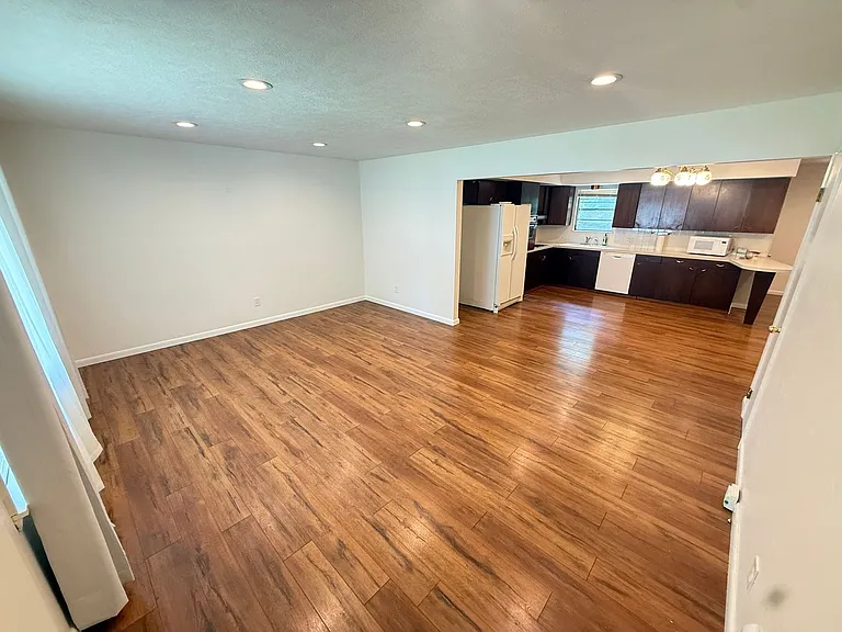 825 S Luster Ave — Photo 7