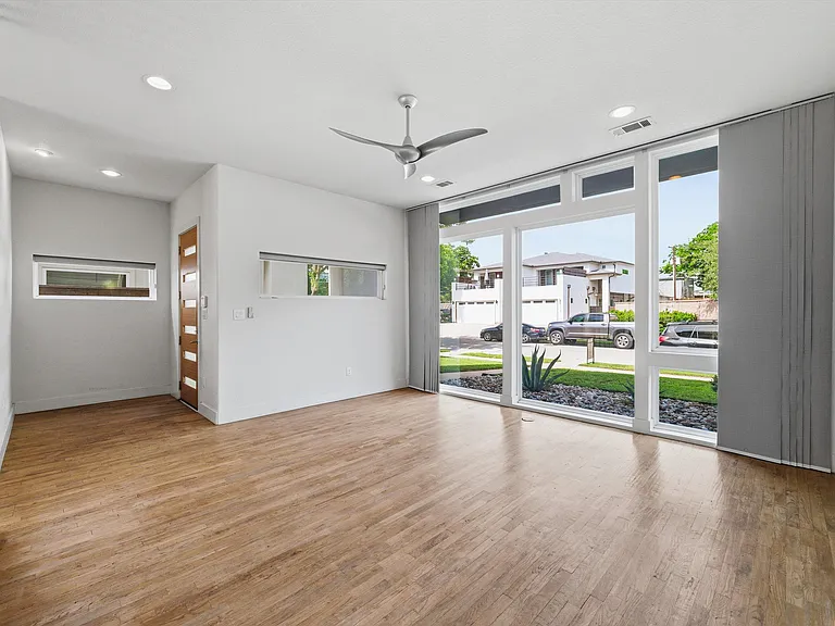 207 Adrian Dr — Photo 4