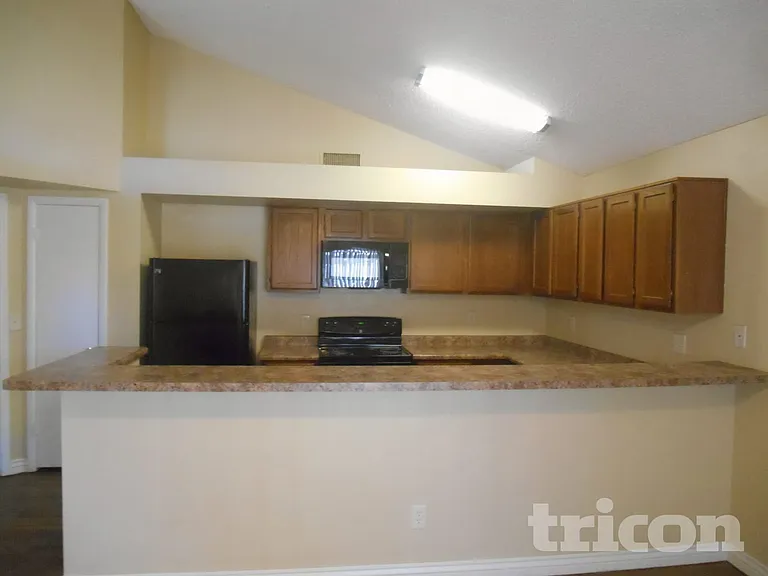 1706 N Comanche Dr — Photo 3