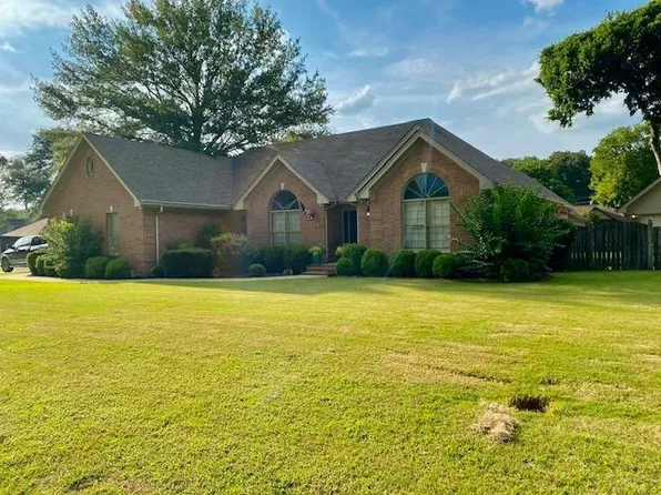 1801 Wildwood St, Muscle Shoals, AL 35661