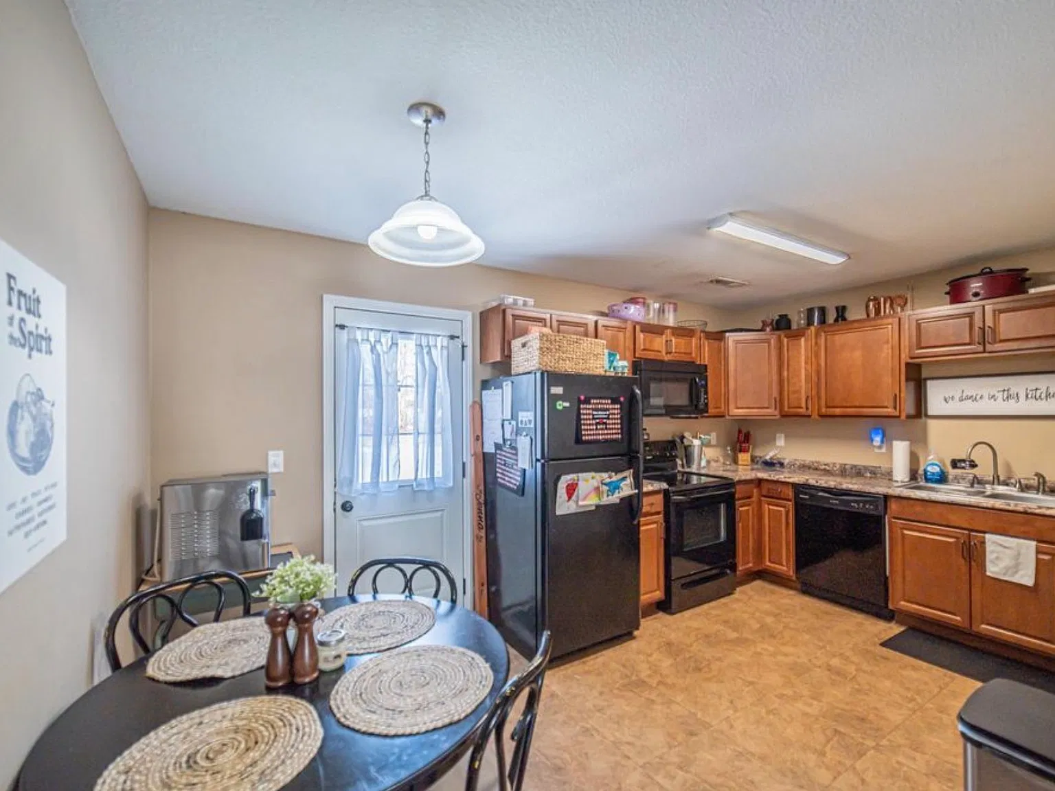 2 bed, 2.5 bath, 1005 sqft, $1,325 — Photo 4