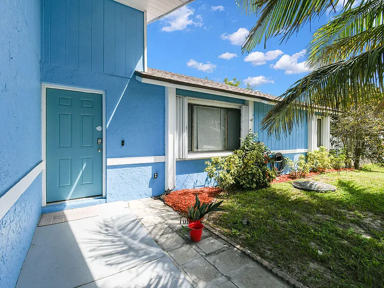 767 SE Chaloupe Ave — Photo 1