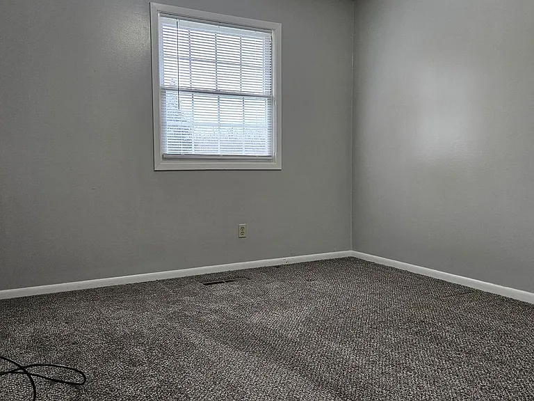 1242 Colonial Dr — Photo 11
