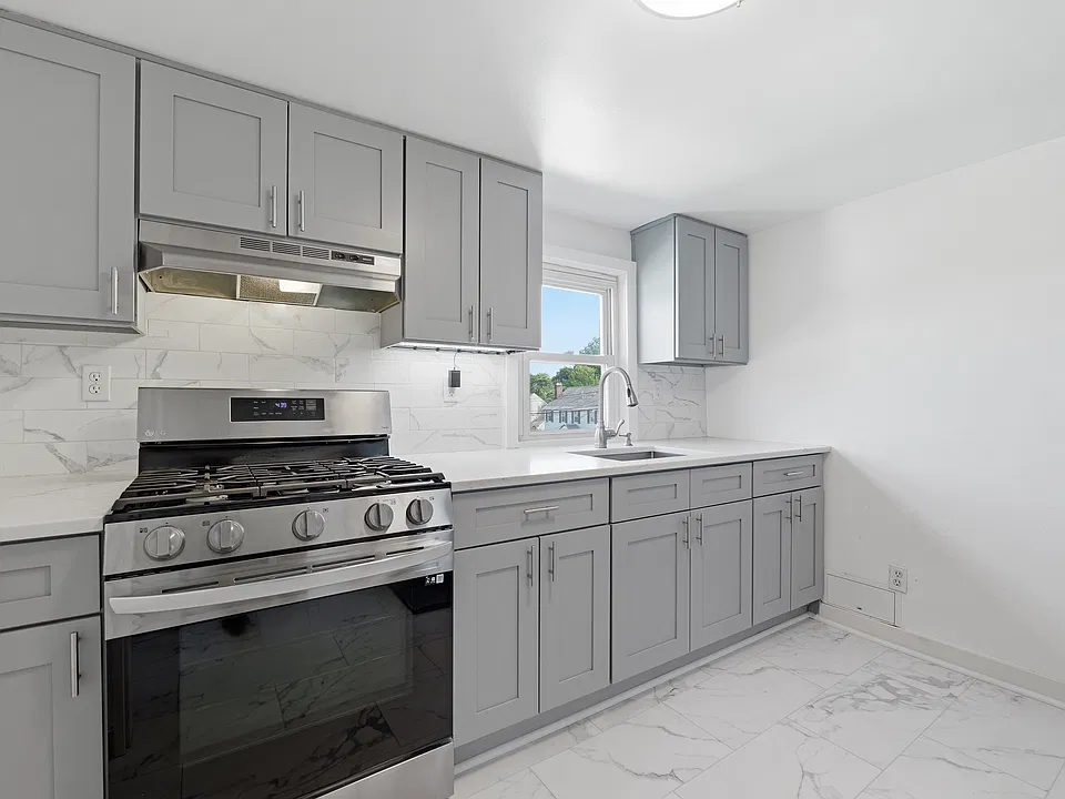 76 Schuyler Ave #2