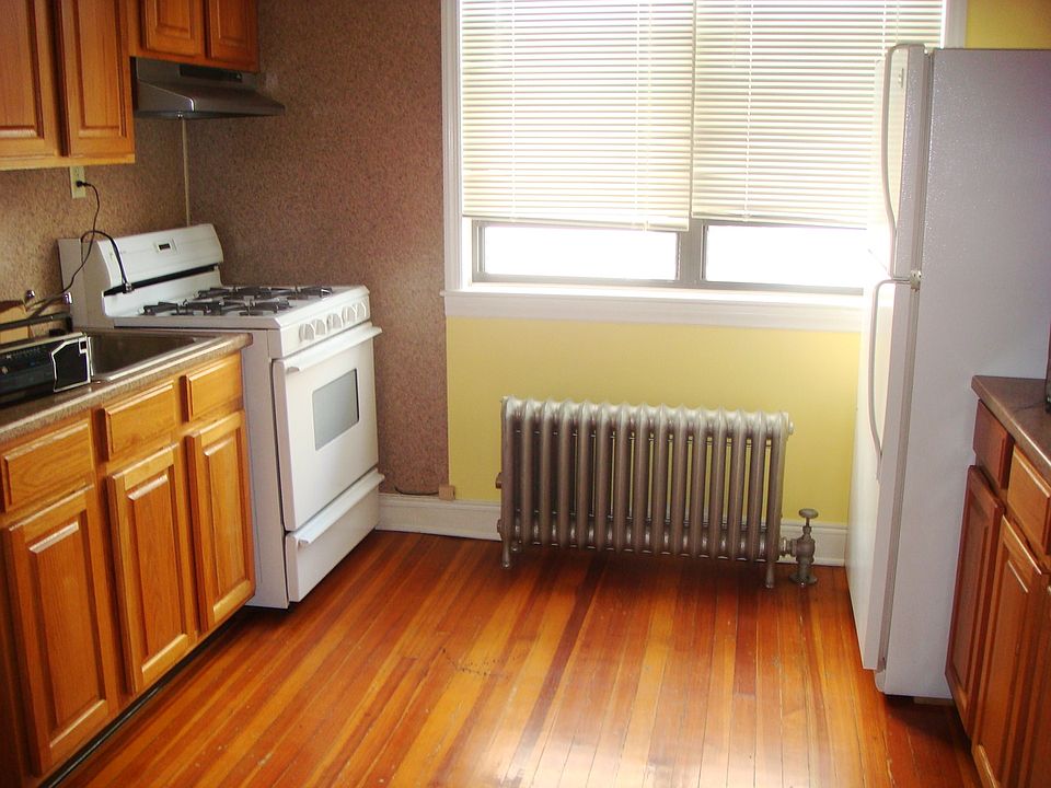 1st image of 2562 42nd St APT 1F