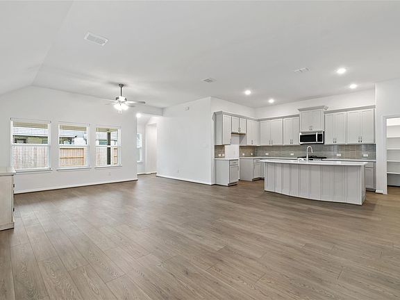 4th image of 2127 Villa Flora Ln