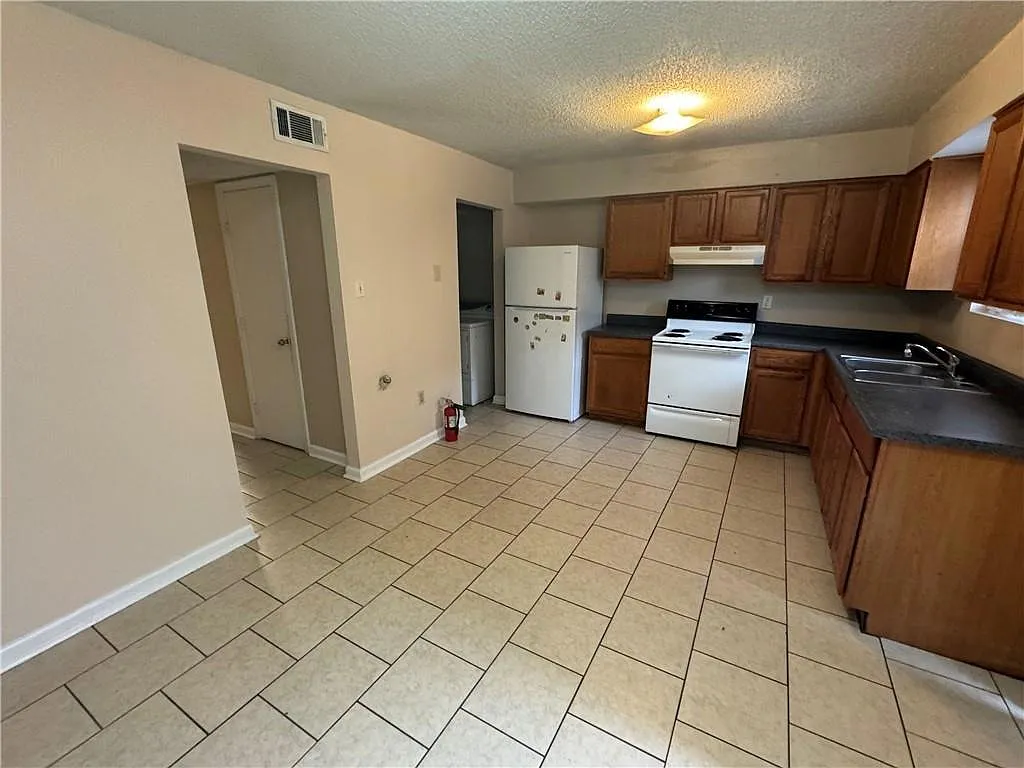 2 bed, 1120 sqft, $1,300 — Photo 2