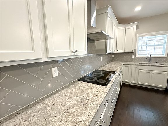 3rd image of 423 Lee Road 357
