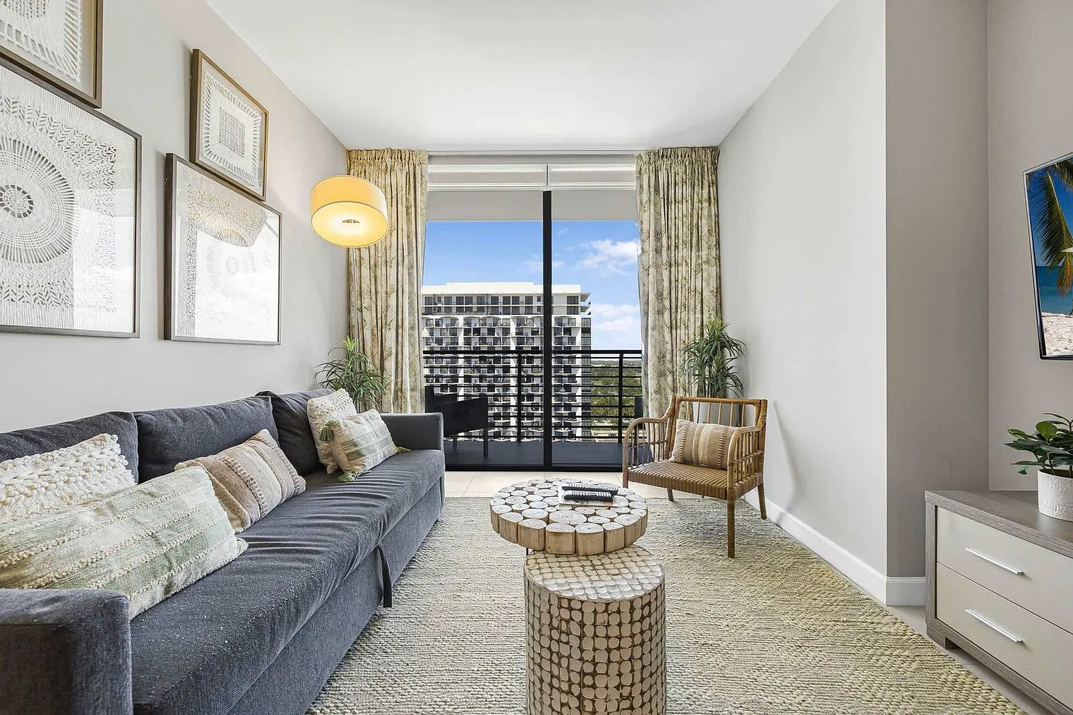 1 bed, 1.0 bath, 645 sqft, $3,207 — Photo 2