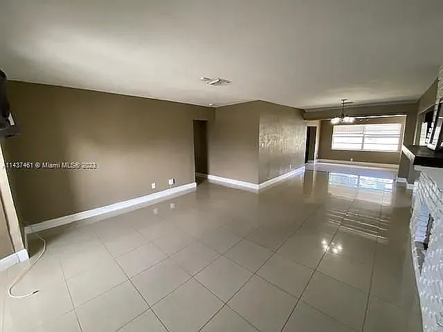 5 bed, 2151 sqft, $4,800 — Photo 4