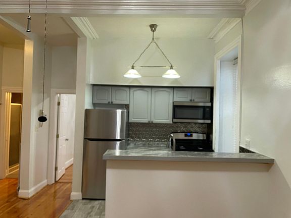 Kitchen w/ Eat-In Counter Top