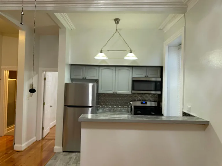 Kitchen w/ Eat-In Counter Top