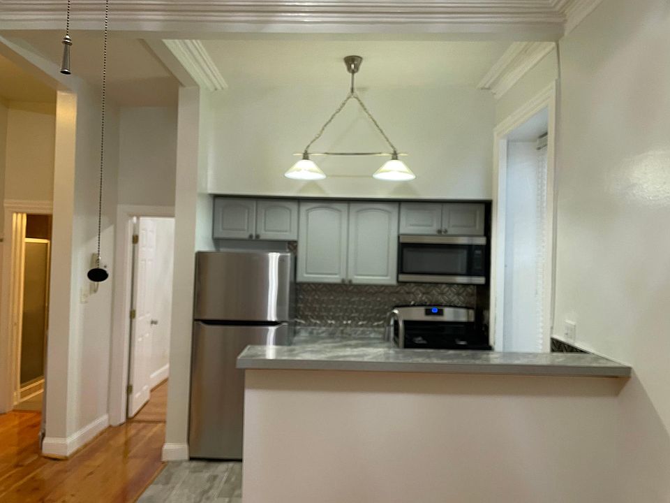 Kitchen w/ Eat-In Counter Top