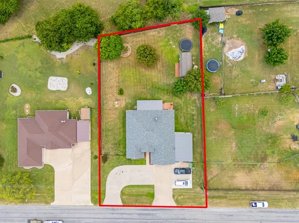 1305 E Apache Trl, Granbury, TX 76048