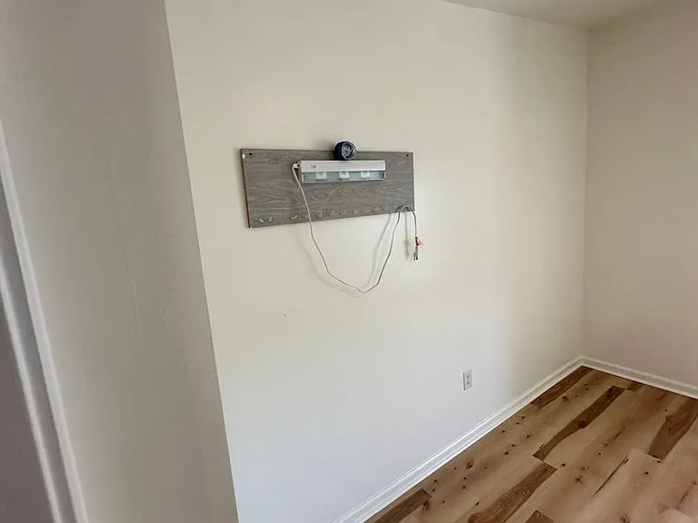 1211 W Poplar St — Photo 16