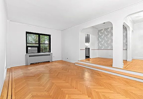 2nd image of 320 W 90th St APT 1B