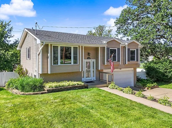 7124 Roseland Dr, Urbandale, IA 50322