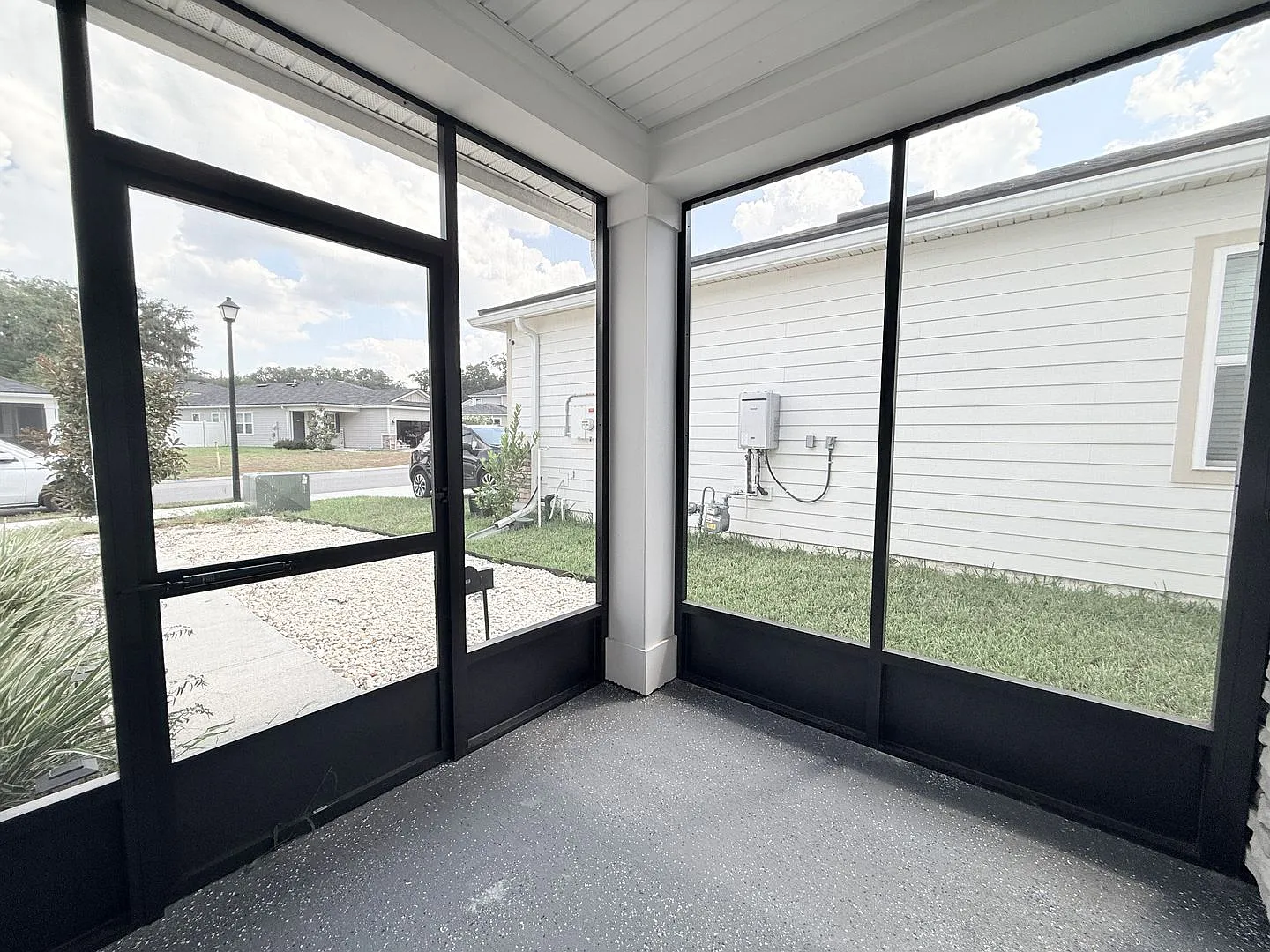 Bright & Spacious 4BR Home with Screened Porch & Paver Patio — Photo 3
