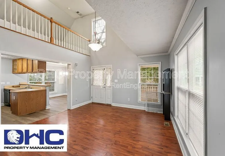 1352 Elizabeth Ln — Photo 2