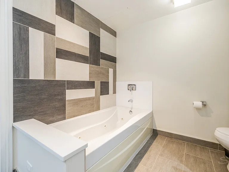 21 E Huron St #1207 — Photo 36