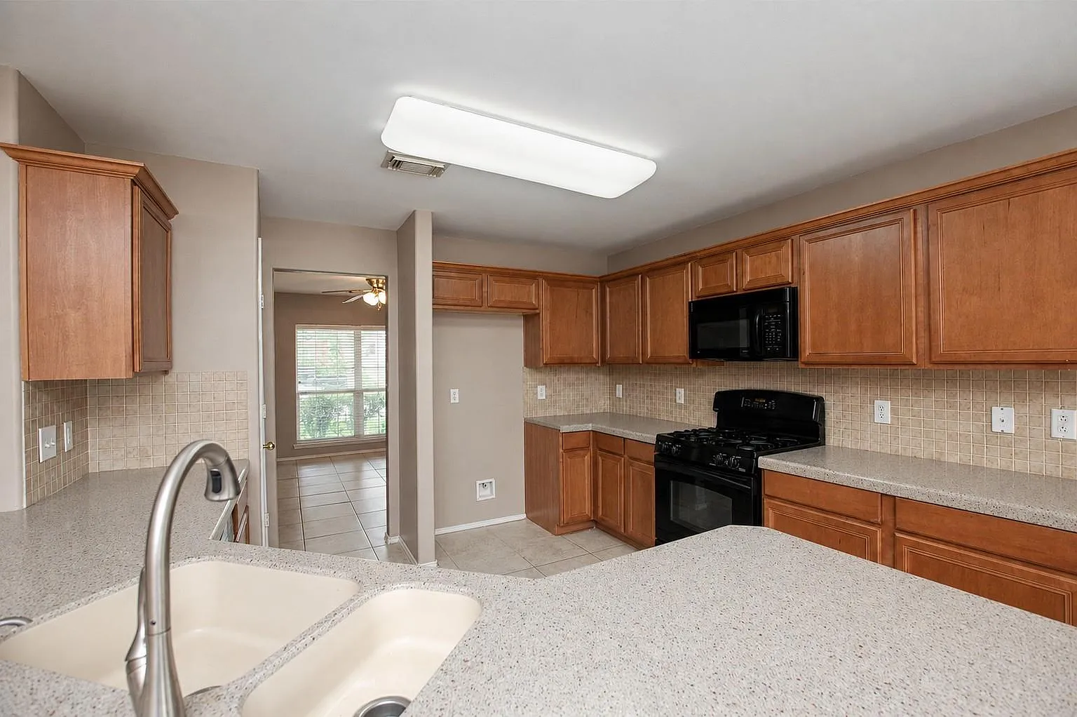 3 bed, 2.0 bath, 1635 sqft, $2,300 — Photo 3