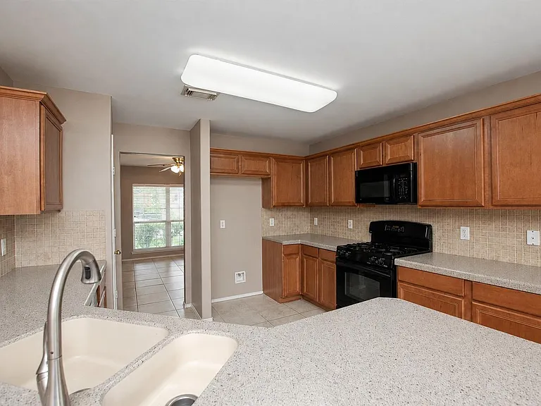 4711 Buescher Ct — Photo 3