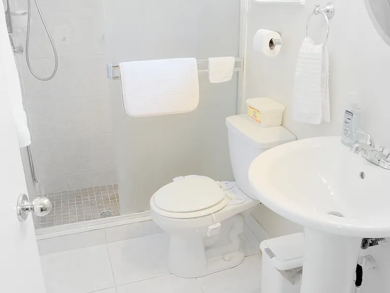 BATHROOM NUM 1